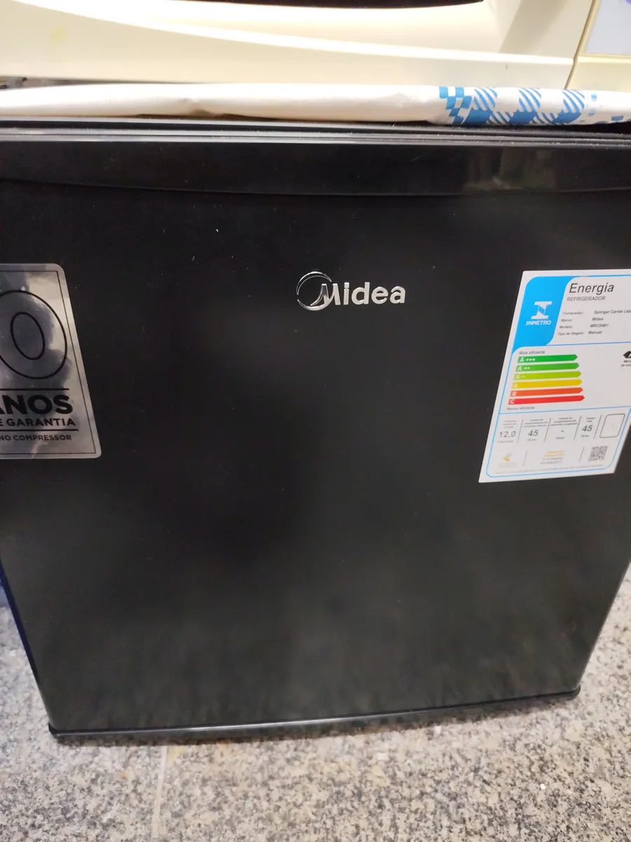 Geladeira frigobar Midea MRC06 preta 45L 220V